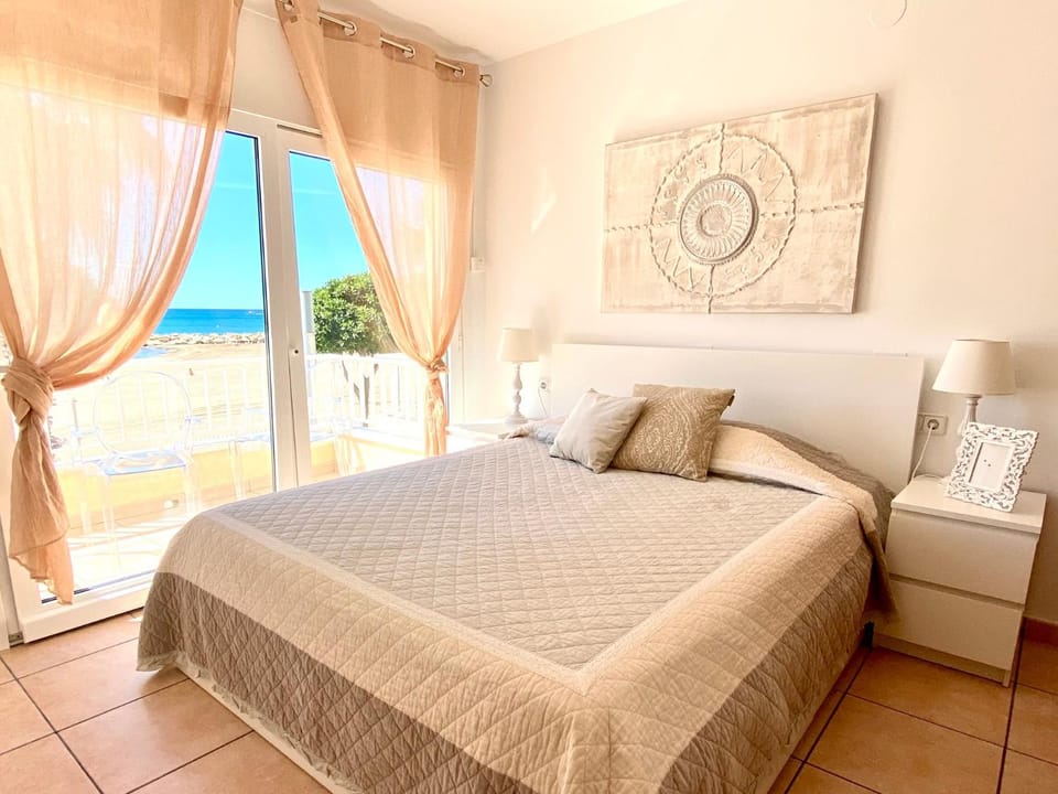 Bed, Photo of the whole room, Bedroom, Sea view