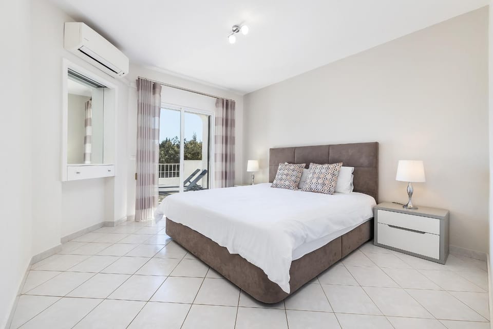 Photo of the whole room, Bedroom, air conditioner