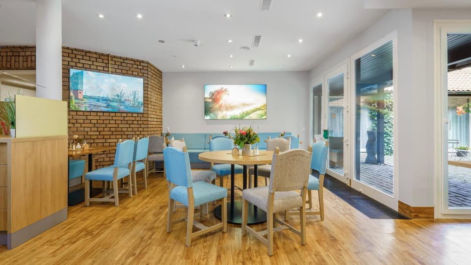 Property building, Restaurant/places to eat, Food, Breakfast