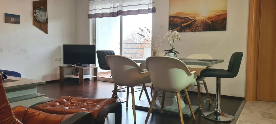 TV and multimedia, Living room, Seating area, Dining area