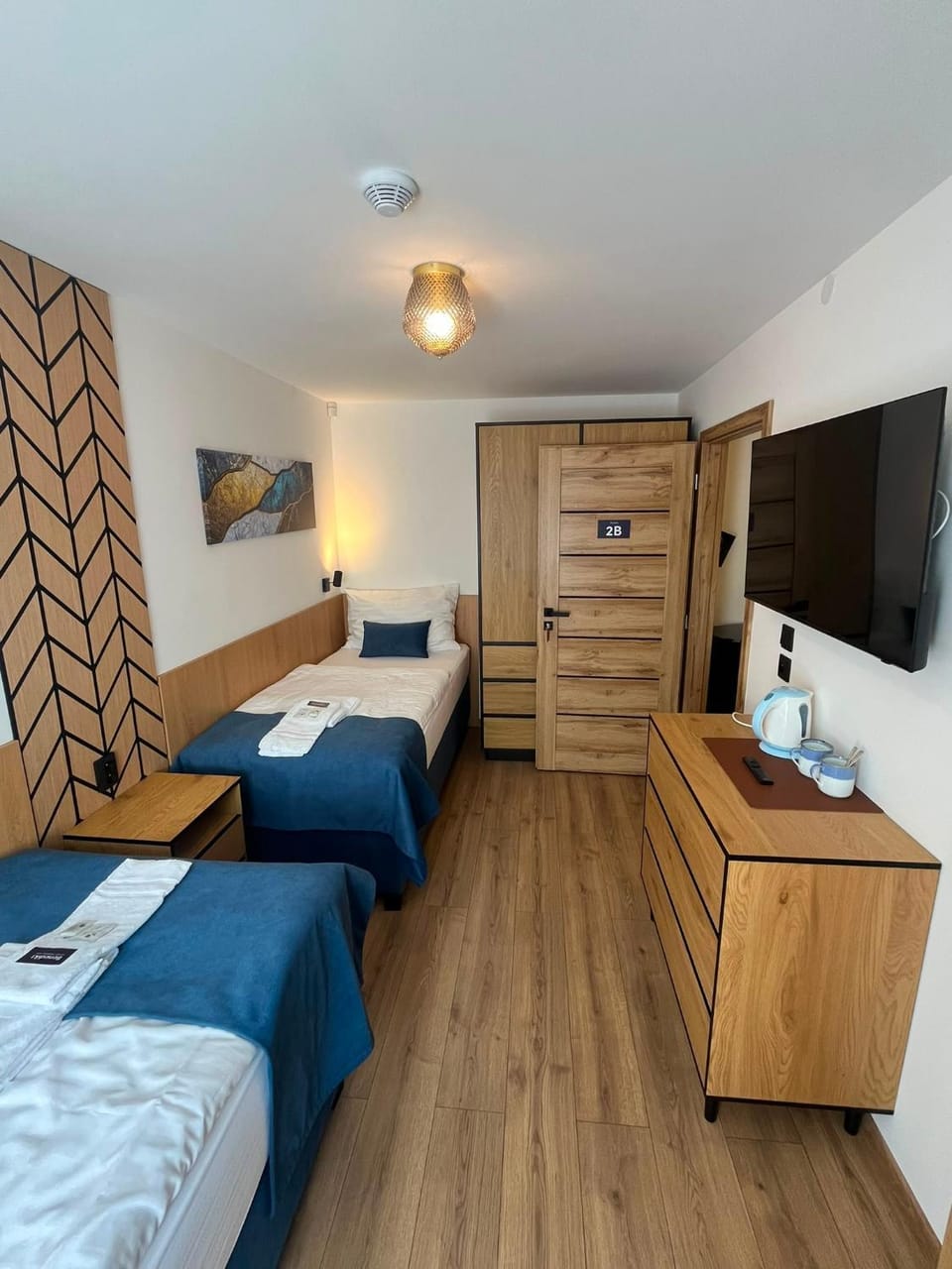 Bed, TV and multimedia, Photo of the whole room, wardrobe