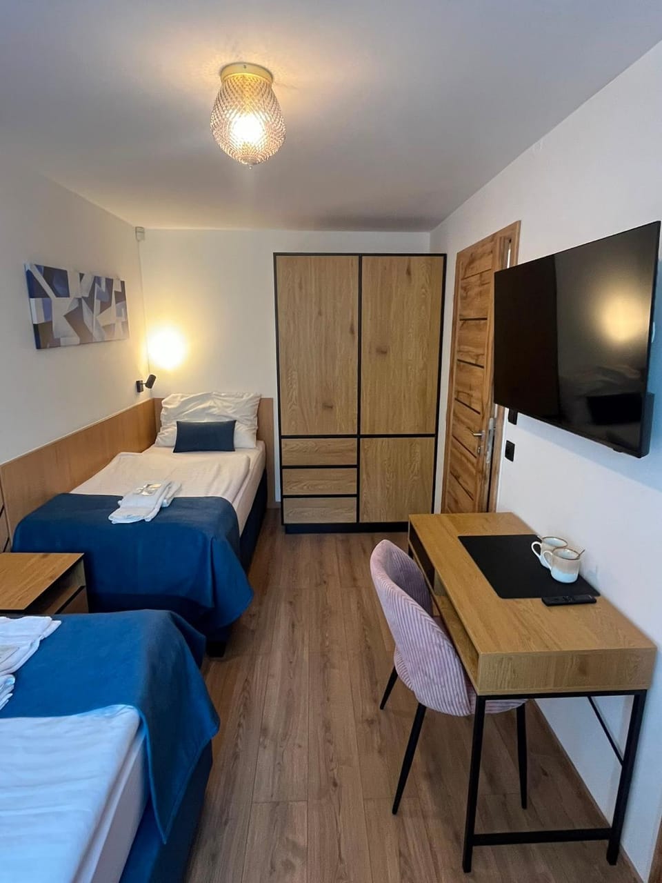 Bed, TV and multimedia, wardrobe