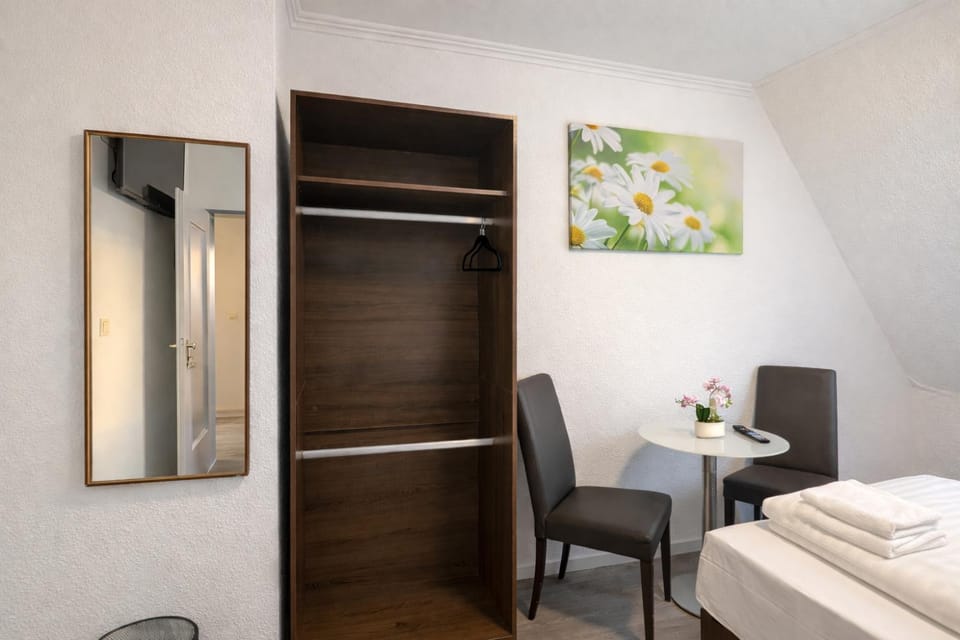 Photo of the whole room, Bedroom, wardrobe