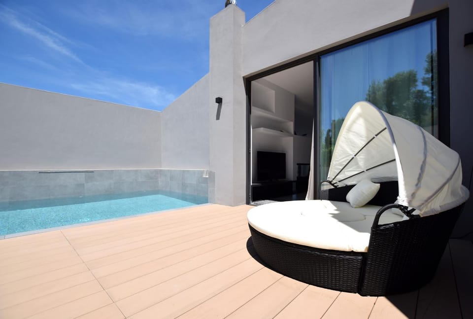 Swimming pool, Swimming pool