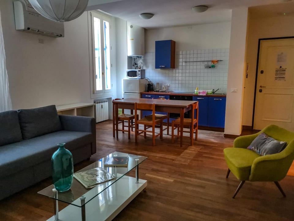 Kitchen or kitchenette, Living room, Seating area, Dining area, minibar, pet friendly, stove, air conditioner