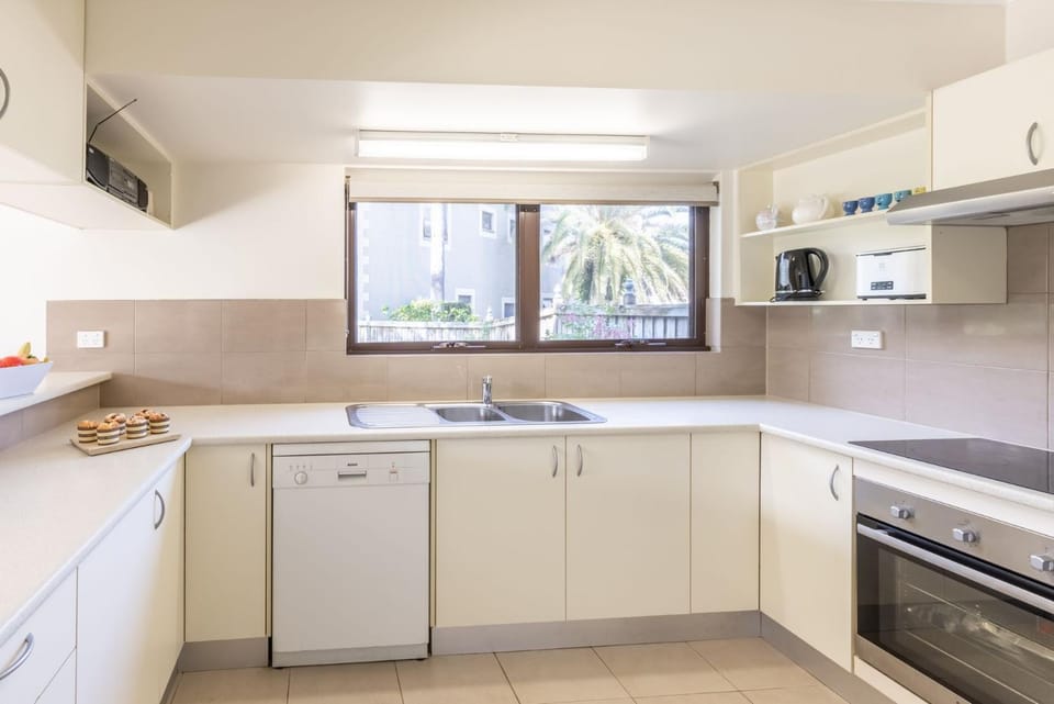 Carindale, 16 19-23 Dowling Street - Ground floor unit with foxtel, complex pool and tennis Court Apartment in Nelson Bay