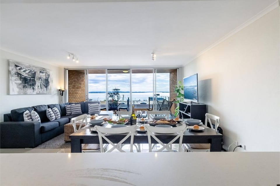 The Crest 7 6-8 Tomaree RD Stunning unit with Spectacular Water Views Apartment in Shoal Bay
