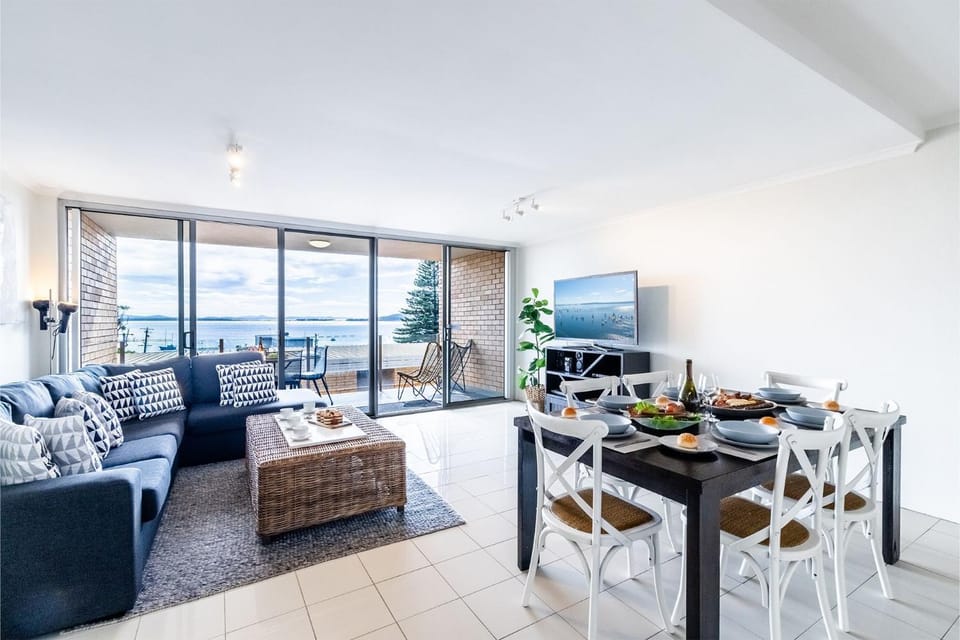 The Crest 7 6-8 Tomaree RD Stunning unit with Spectacular Water Views Apartment in Shoal Bay