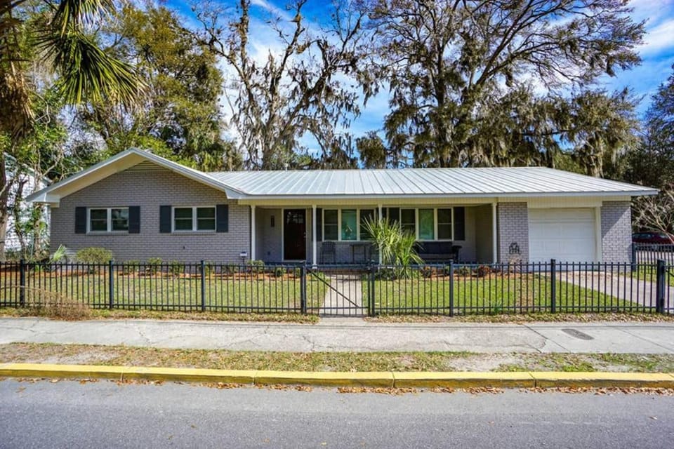 Beautiful, Modern Getaway in Historic Downtown Beaufort House in Beaufort