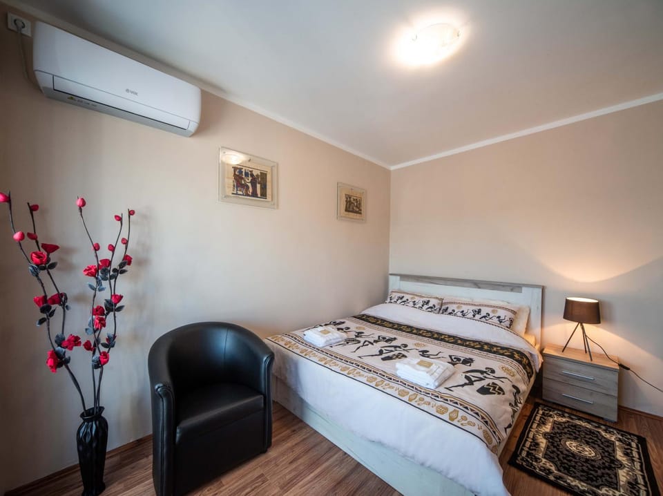 Seating area, Bedroom