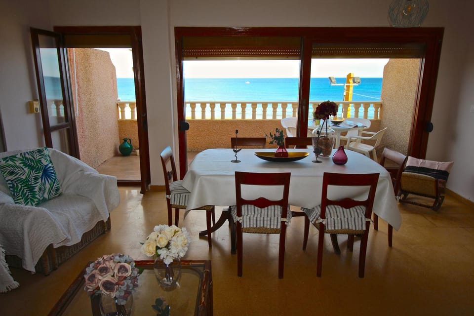 Restaurant/places to eat, Natural landscape, View (from property/room), Balcony/Terrace, Living room, Seating area, Dining area, Sea view, fireplace