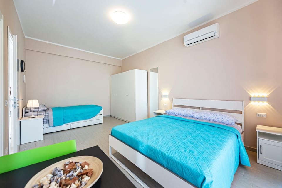 Photo of the whole room, Bedroom