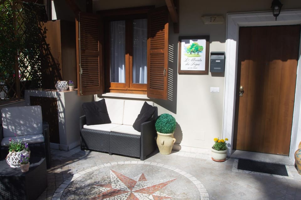 Patio, Facade/entrance