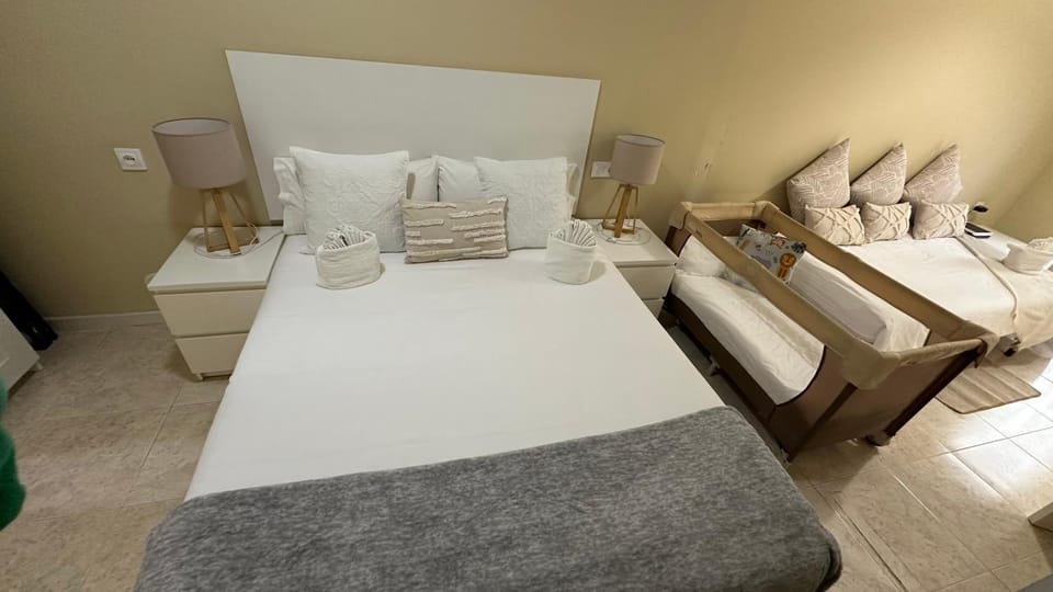 Photo of the whole room, Bedroom, towels
