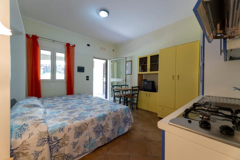 Bed, TV and multimedia, Kitchen or kitchenette, Photo of the whole room, Dining area, stove