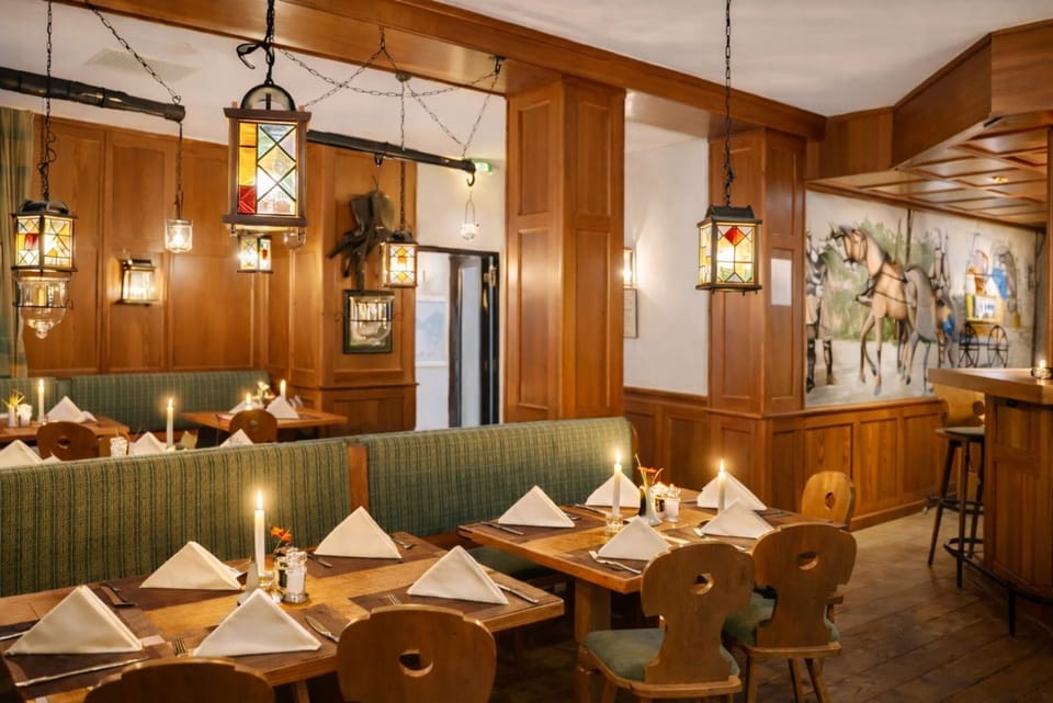 Restaurant/places to eat, Lounge or bar
