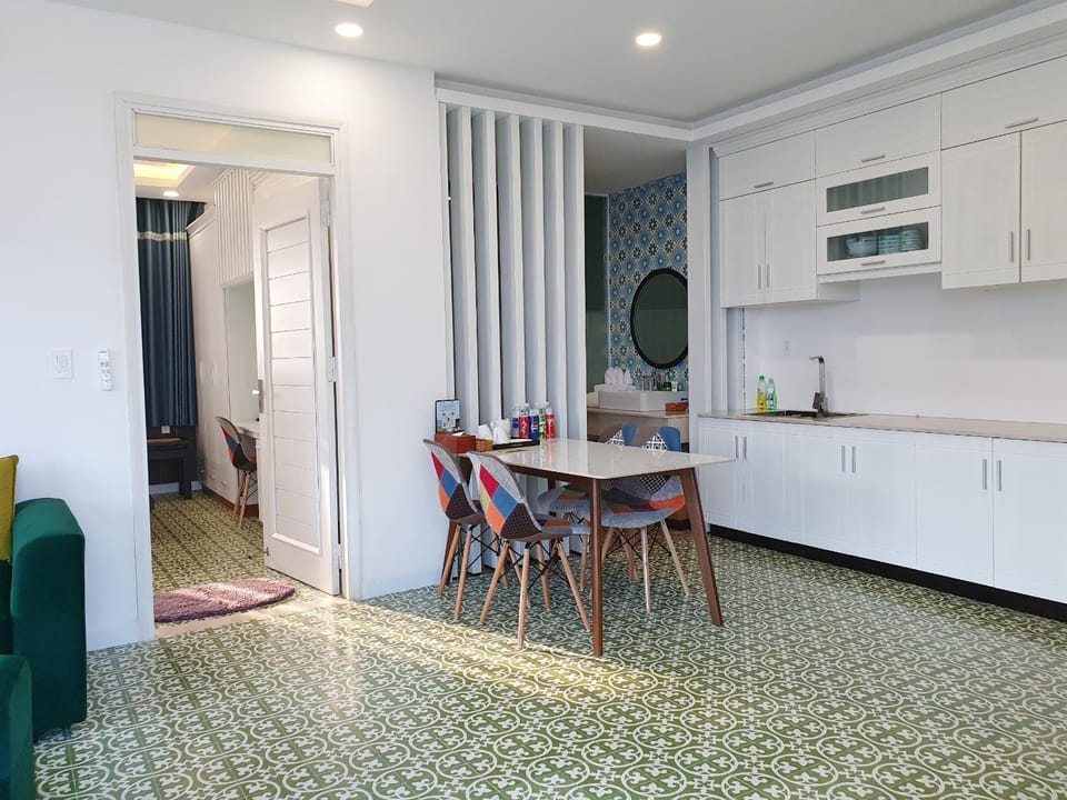 Kitchen or kitchenette, Dining area