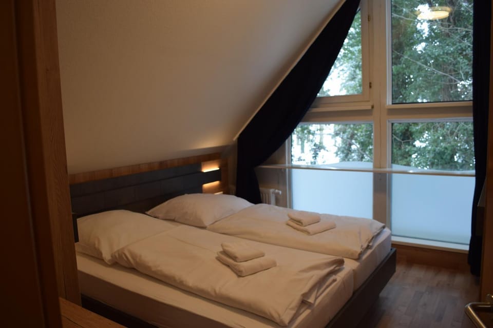 Bed, Photo of the whole room, Bedroom, towels