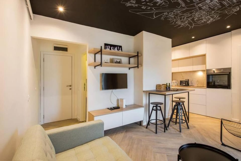 Kitchen or kitchenette, Living room, Seating area, Dining area