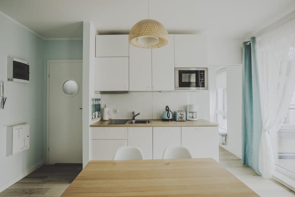 Coffee/tea facilities, Kitchen or kitchenette, Dining area, stove, toaster
