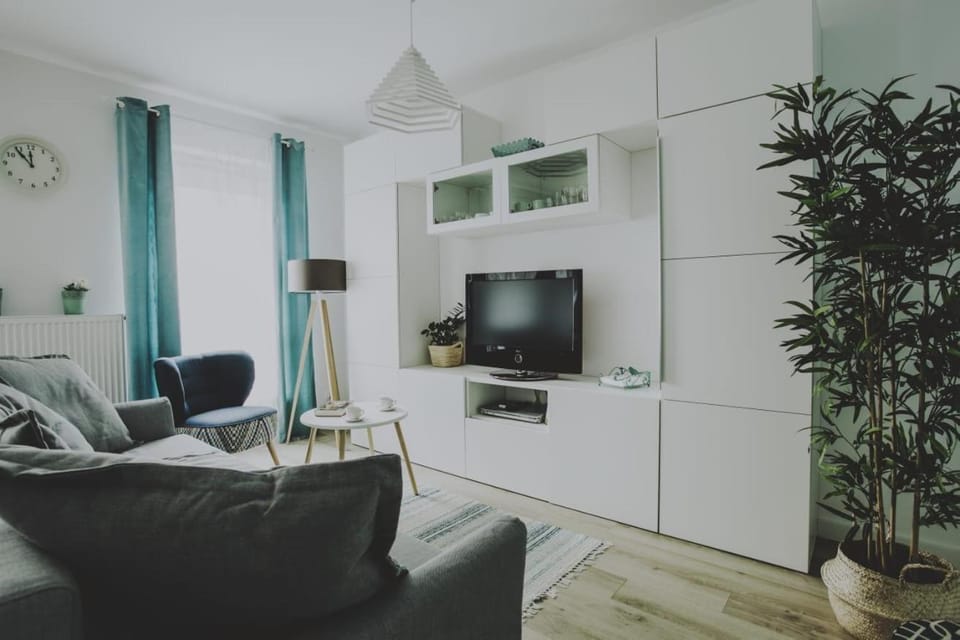 Communal lounge/ TV room, TV and multimedia, Living room, Seating area, Evening entertainment