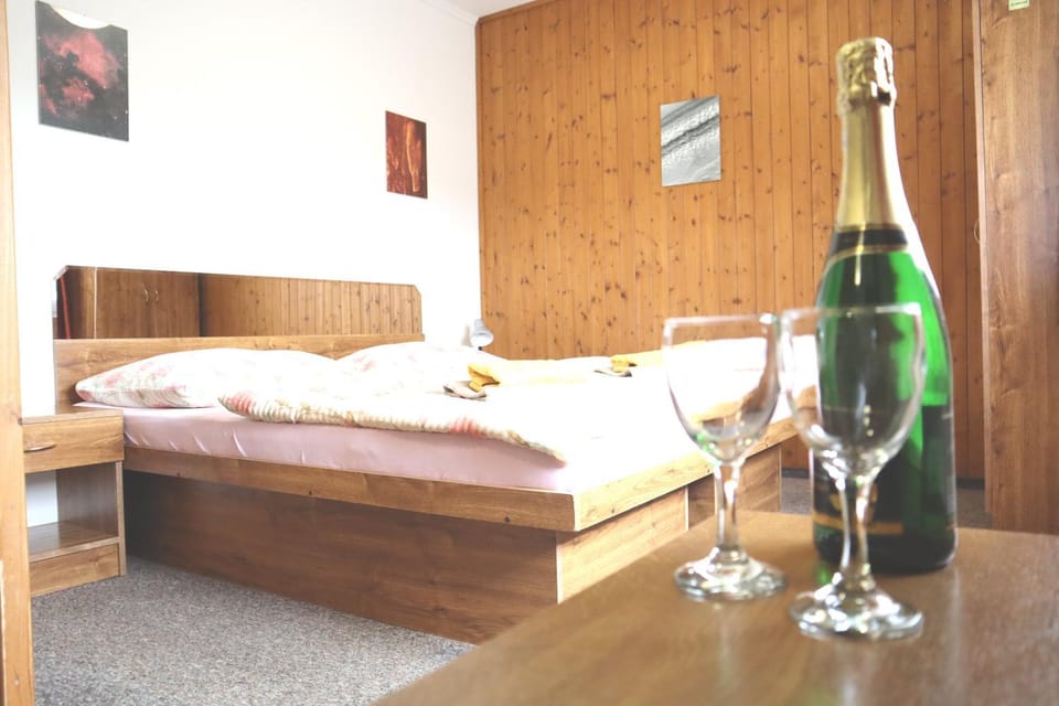 Bed, Bedroom, Drinks