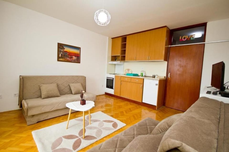 Bed, Kitchen or kitchenette, Living room