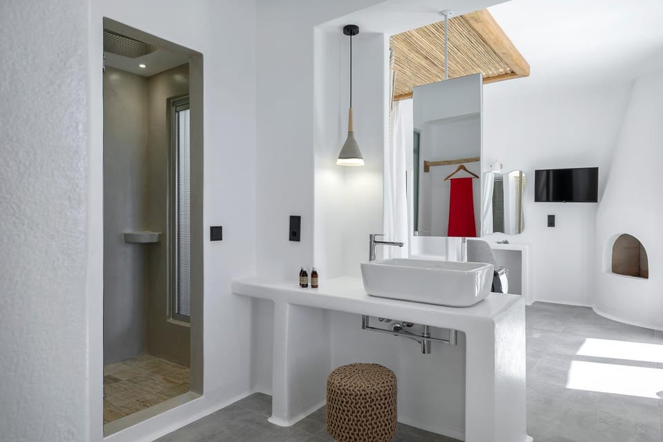 Bathroom, TV and multimedia, towels