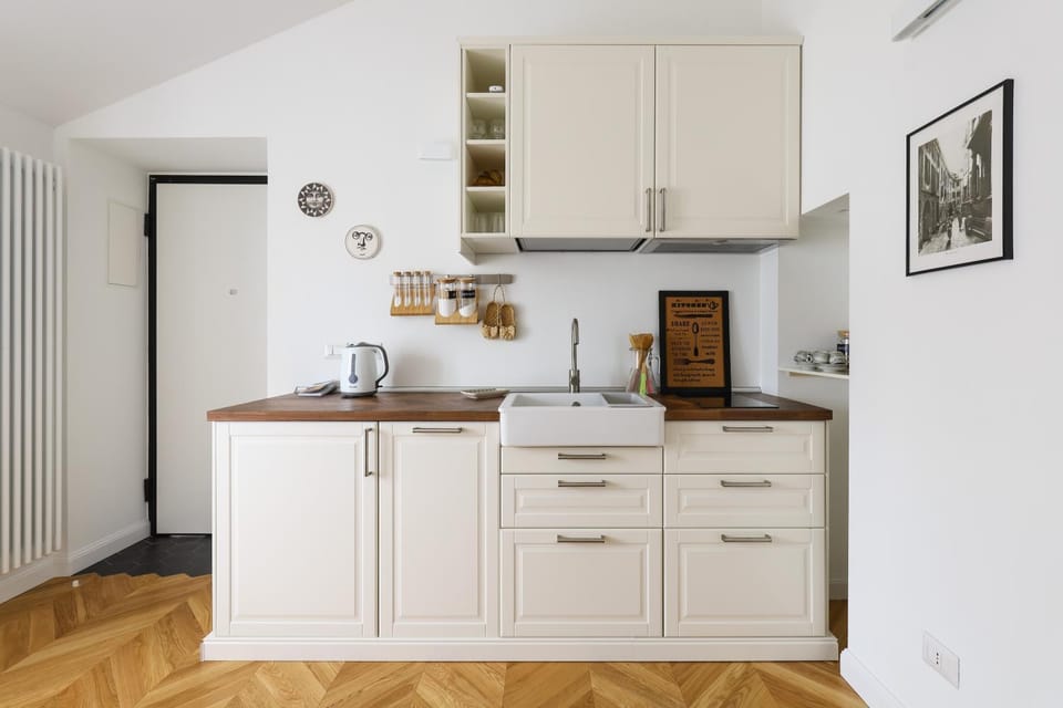 Coffee/tea facilities, Kitchen or kitchenette, stove