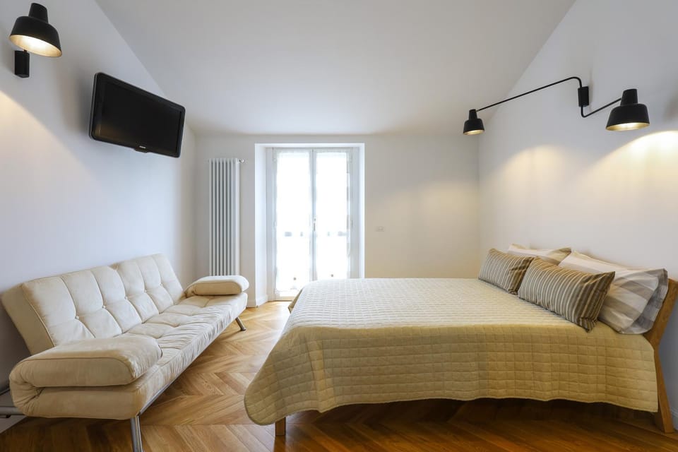 Bed, TV and multimedia, Photo of the whole room, Seating area, Bedroom