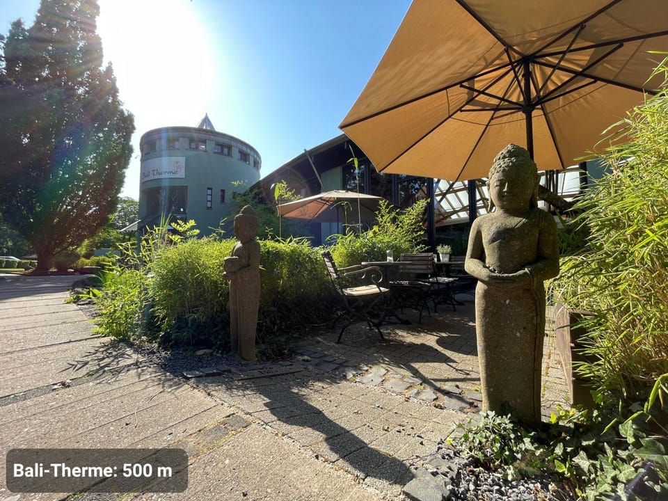 STUDIO3 zentral und ruhig mit Parkplatz, 5 min z Bali-T und GOP, Boxspringbett Apartment in North Rhine-Westphalia