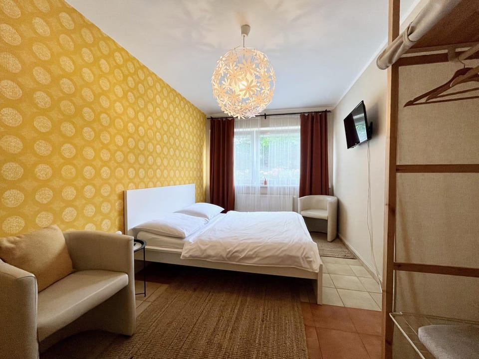 Bed, TV and multimedia, Seating area, Bedroom, Quiet street view
