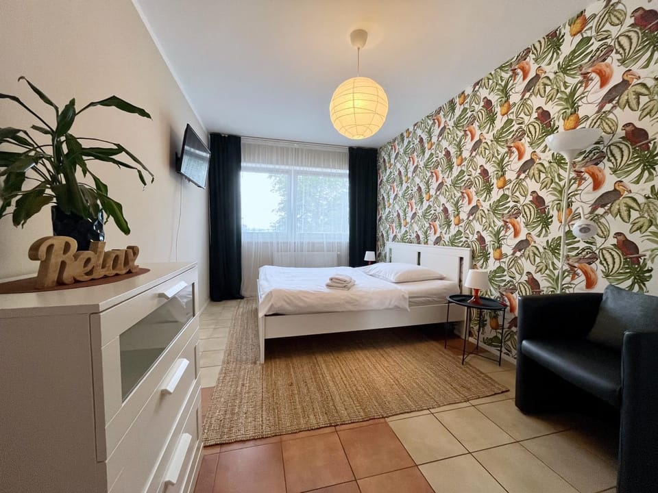 Bed, TV and multimedia, View (from property/room), Seating area, Bedroom, wardrobe