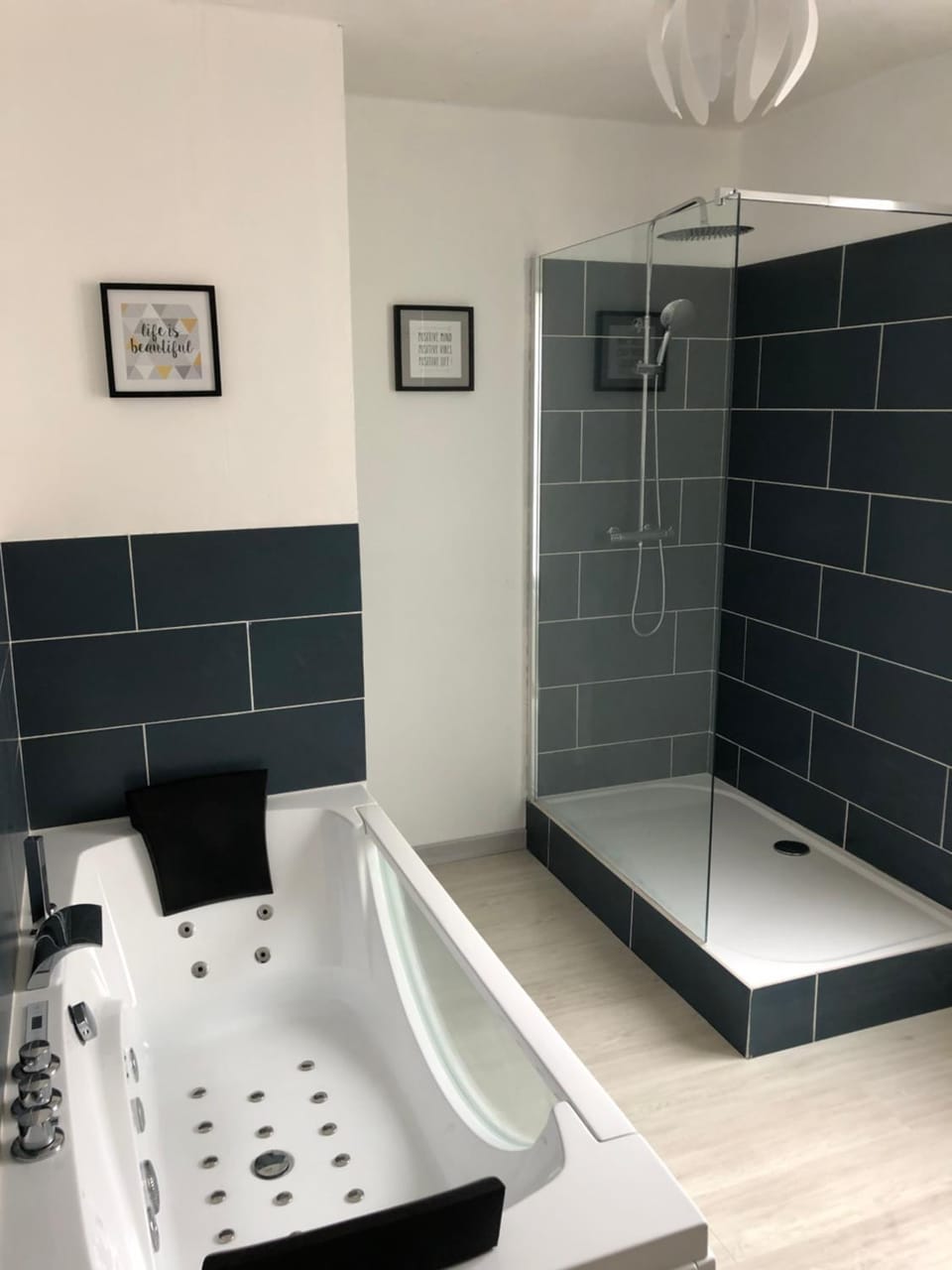 Shower, Bathroom, Spa and wellness centre/facilities