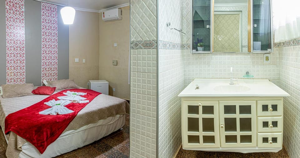 Bed, Bathroom, Photo of the whole room, Bedroom