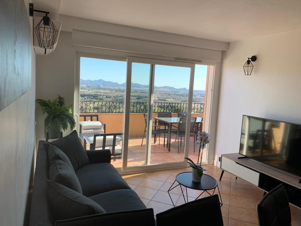 TV and multimedia, Living room, Mountain view