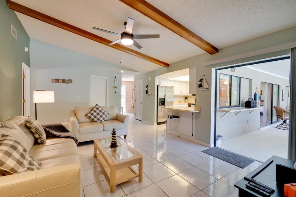 Coastal Retreat w/ Grill: 4 Mi to Dtwn Cape Coral! House in Cape Coral
