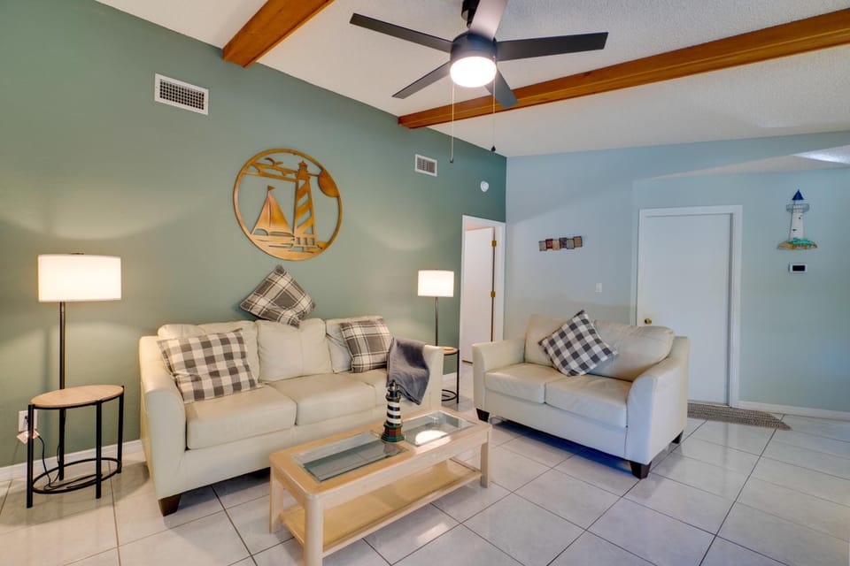 Coastal Retreat w/ Grill: 4 Mi to Dtwn Cape Coral! House in Cape Coral