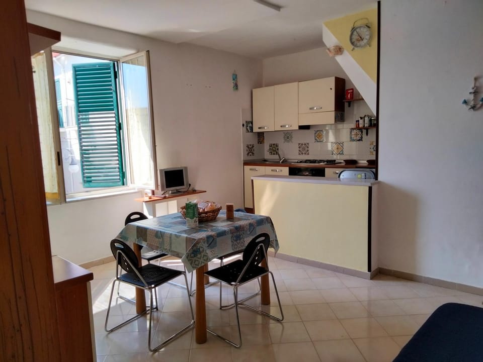 Kitchen or kitchenette, Dining area, stove