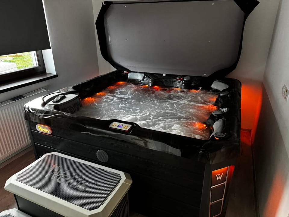 Hot Tub, Hot Tub
