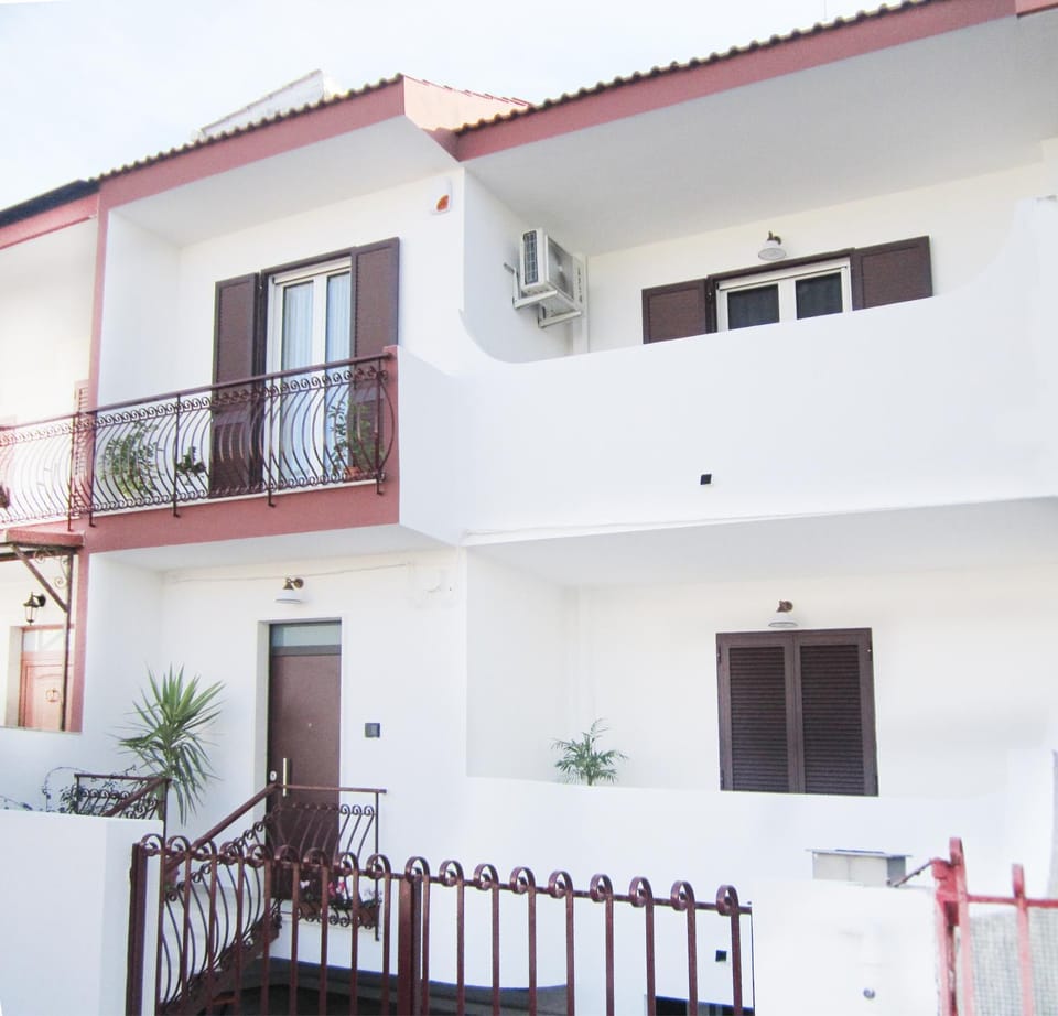 Property building, Facade/entrance, Balcony/Terrace, Balcony/Terrace