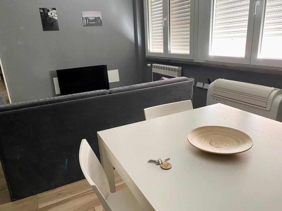 TV and multimedia, Living room, Seating area, Dining area