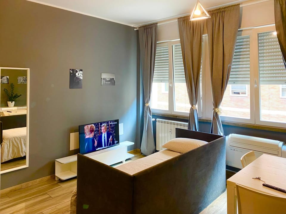 TV and multimedia, Living room, Seating area, Bedroom