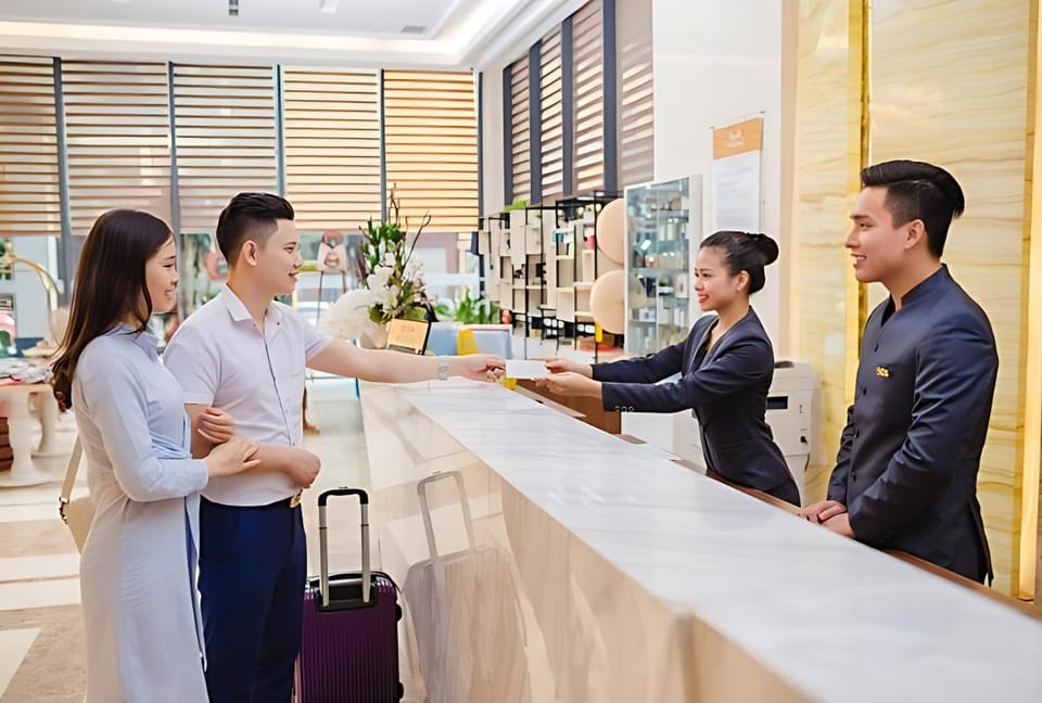 Staff, People, TV and multimedia, Lobby or reception, Lobby or reception, Business facilities, group of guests