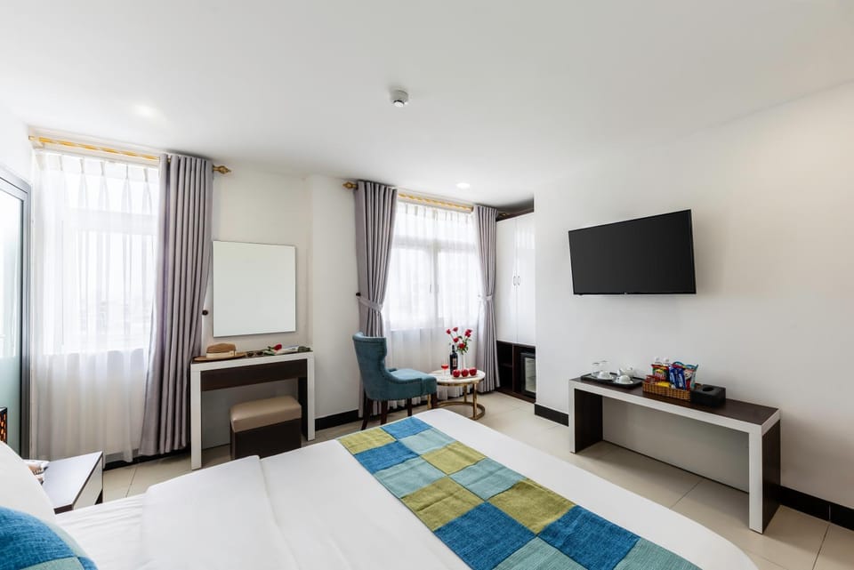 Communal lounge/ TV room, Bed, TV and multimedia, Living room, Photo of the whole room, Seating area, Evening entertainment, Bedroom, Quiet street view, hair dresser, oven