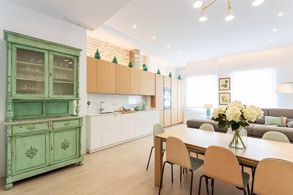 Kitchen or kitchenette, Dining area