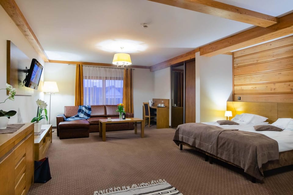 Bed, TV and multimedia, Photo of the whole room