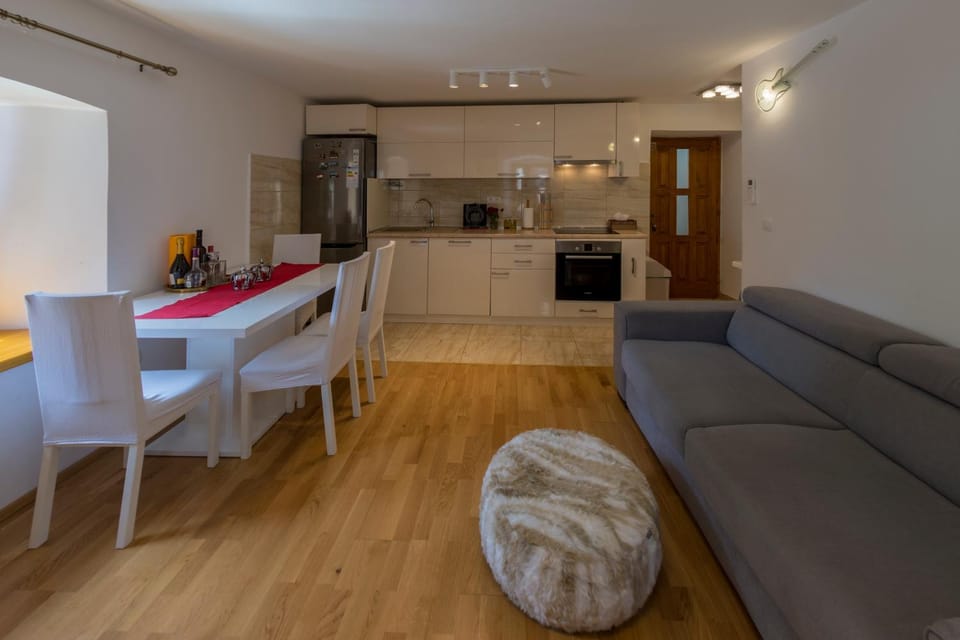 Kitchen or kitchenette, Living room, Seating area, Dining area