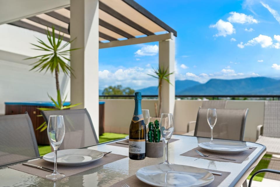 Balcony/Terrace, Dining area, Mountain view