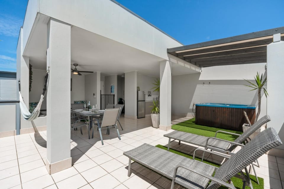 Hot Tub, Balcony/Terrace, Dining area, sunbed